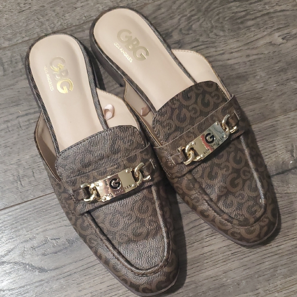 GBG Los Angeles Brown Logo-Print Slip-On Mules with Gold Chain Plaque